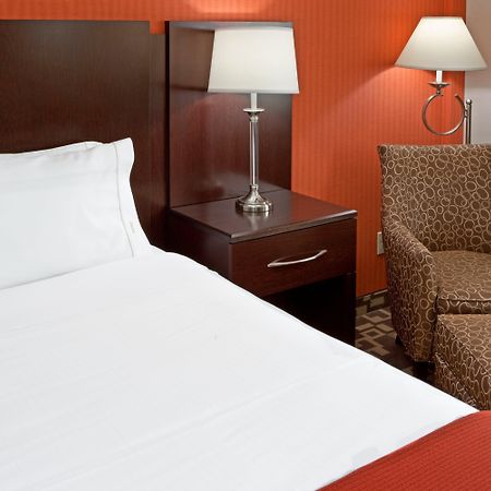 Holiday Inn Express Maspeth By Ihg New York Exterior photo