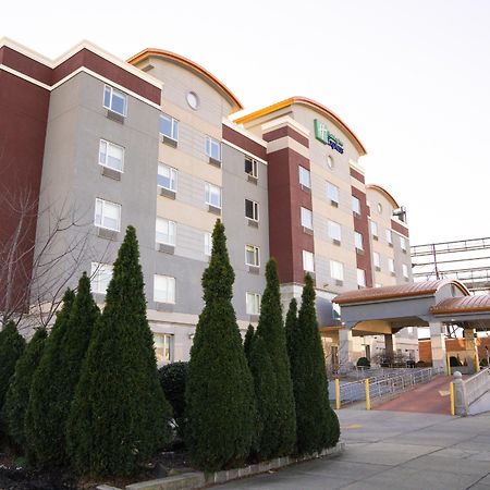 Holiday Inn Express Maspeth By Ihg New York Exterior photo