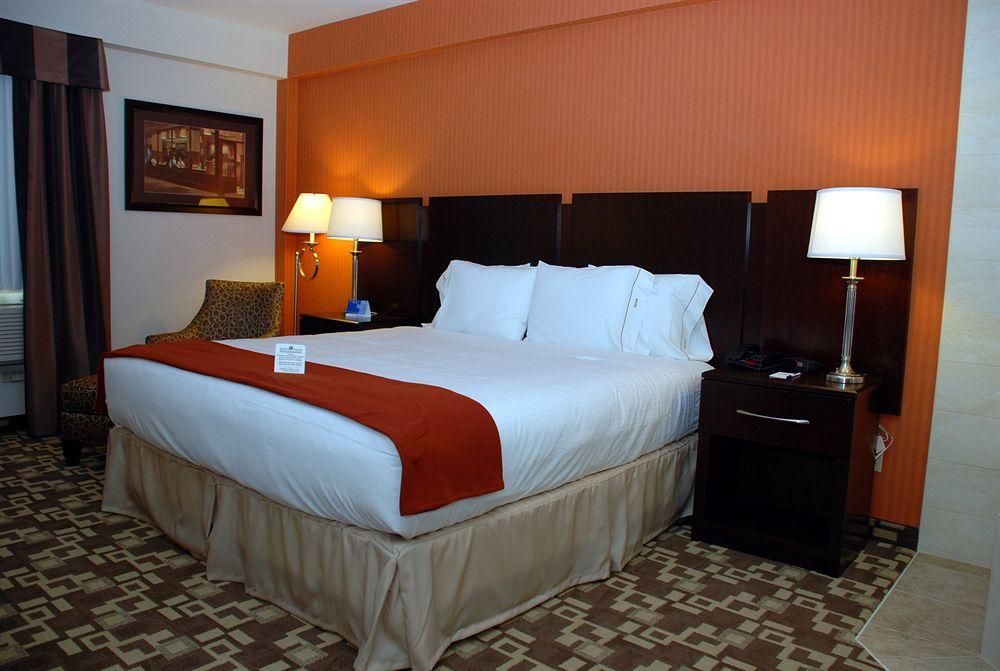 Holiday Inn Express Maspeth By Ihg New York Exterior photo