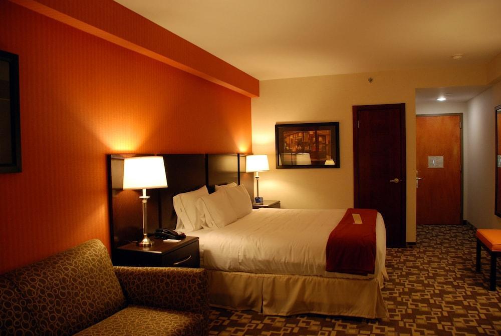 Holiday Inn Express Maspeth By Ihg New York Exterior photo