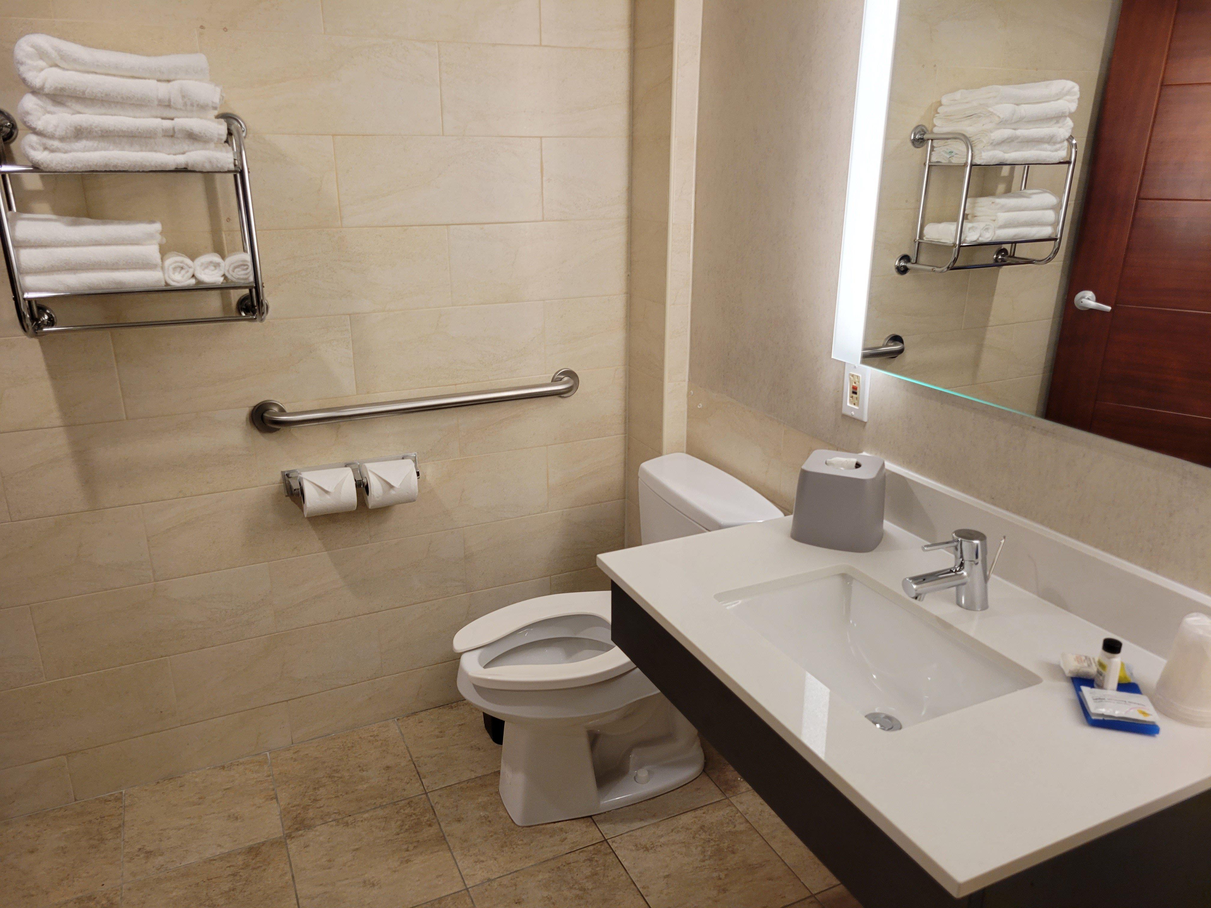 Holiday Inn Express Maspeth By Ihg New York Exterior photo