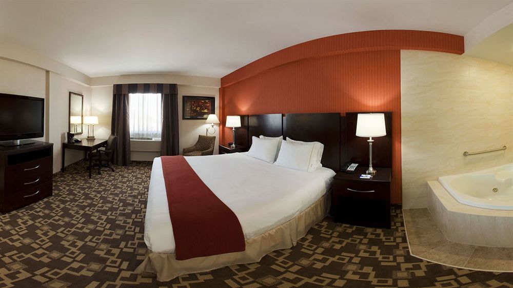 Holiday Inn Express Maspeth By Ihg New York Exterior photo