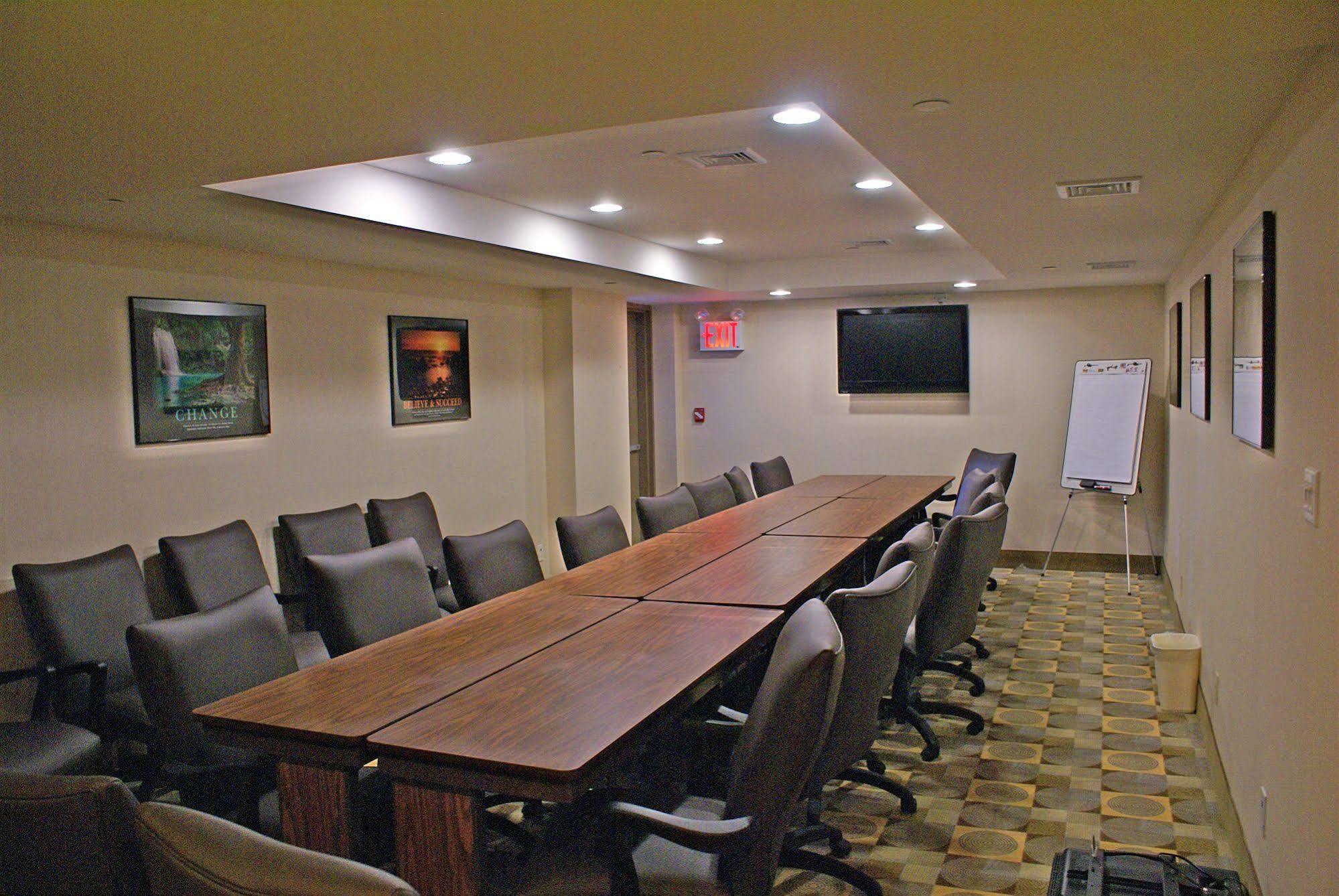 Holiday Inn Express Maspeth By Ihg New York Exterior photo