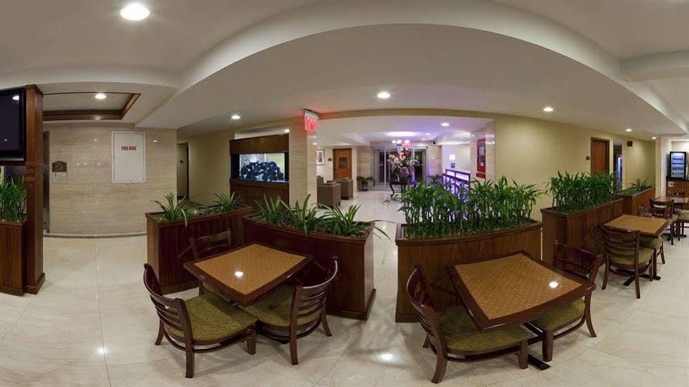 Holiday Inn Express Maspeth By Ihg New York Exterior photo